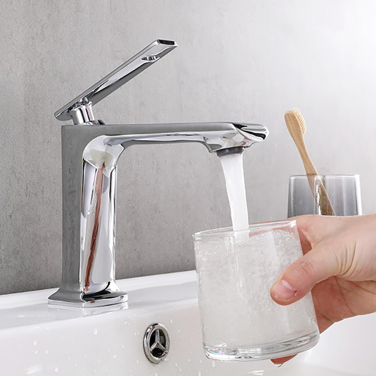 Grifos de tocador de lavabo Saqre monomando montados en cubierta de latón para baño